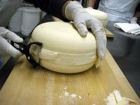 チーズ加工の様子の写真