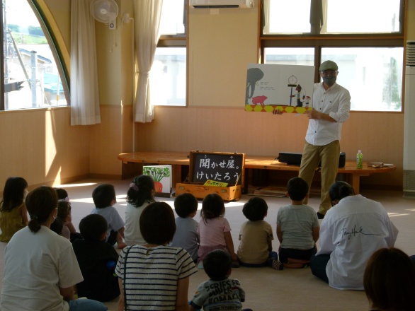 「どうぶつたいじゅうそくてい」を読み聞かせしている写真