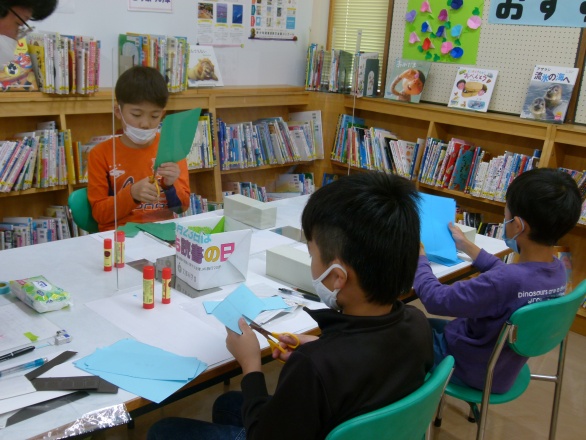 電車作りをしている男の子たち