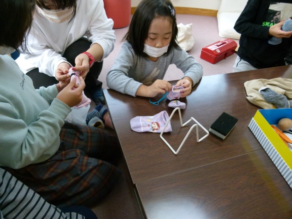 子どももダーニング体験をしている写真