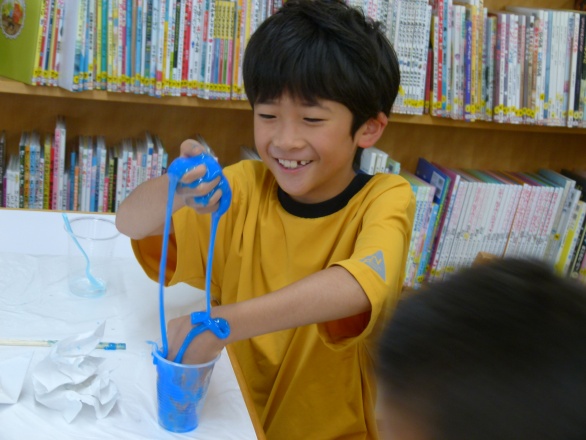 青いスライム作りを楽しんでいる男の子