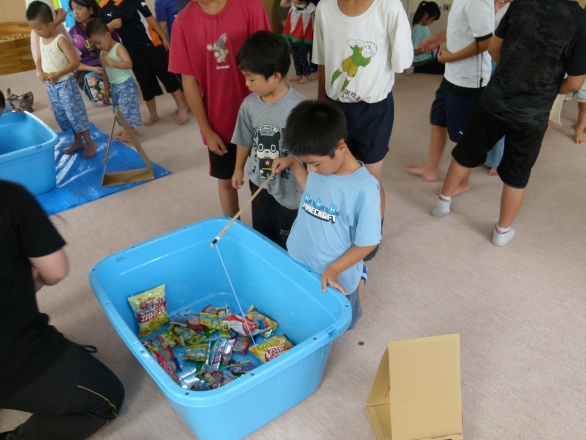 お菓子釣りをしている写真