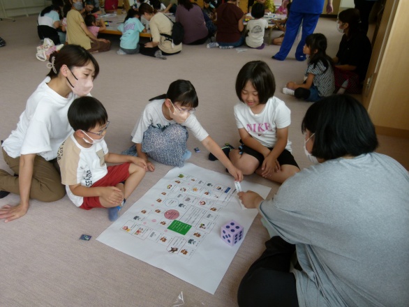 図書館脱出すごろくゲームで遊んでいる写真