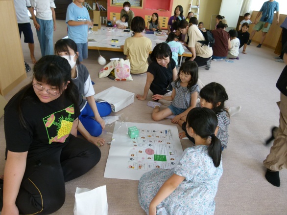 すごろくで遊んでいる写真