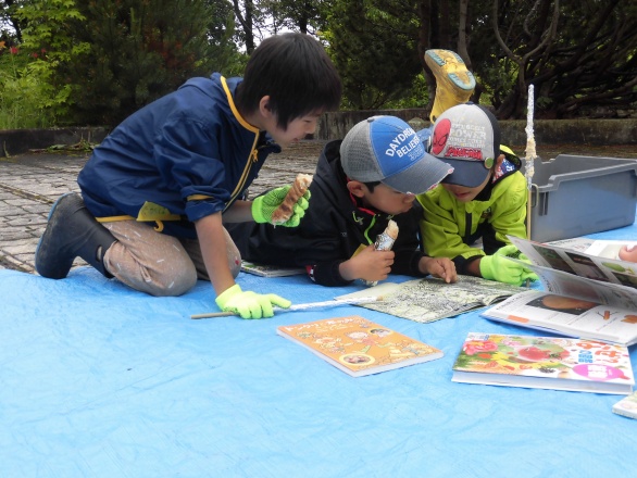 3人で本を楽しむ