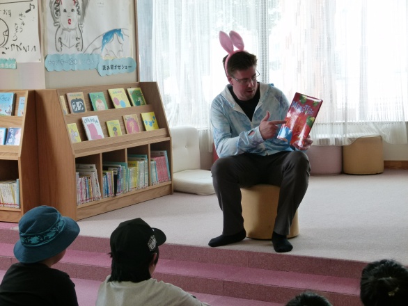 絵本の読み聞かせ