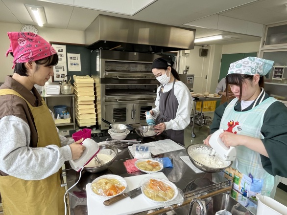 ケーキを作る参加者