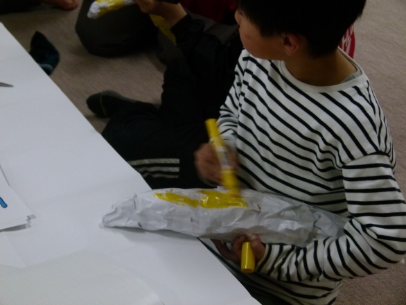 バナナに色を塗る子ども