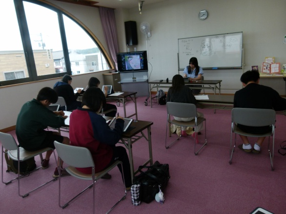 「私」をテーマに絵を描く参加者