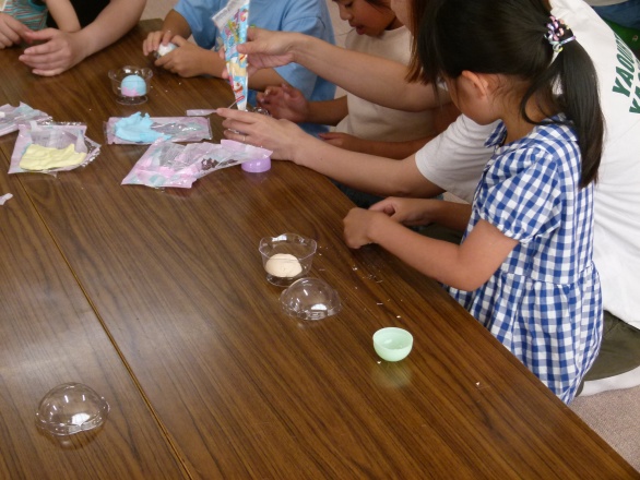 アイスを作る子ども