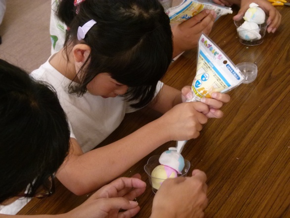 アイスを飾り付ける子ども