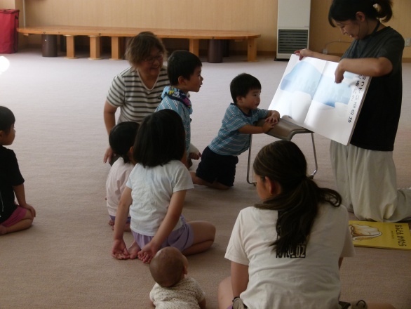 絵本の読み聞かせ