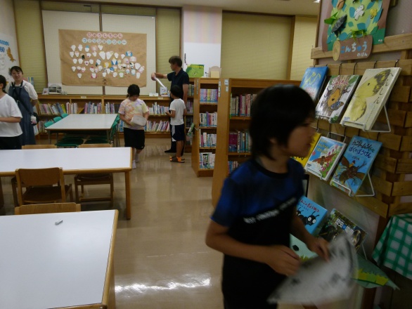 図書館内を歩いて謎解きをする子ども達