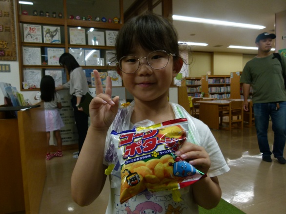 謎解きをクリアし、お菓子をもらった子ども