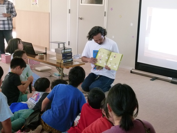 絵本の読み聞かせ