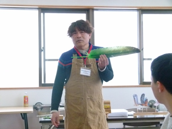 鳥の羽について説明する講師