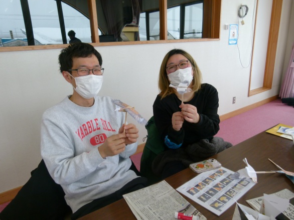 完成したぱたぱたとりさんを手に持つ参加者