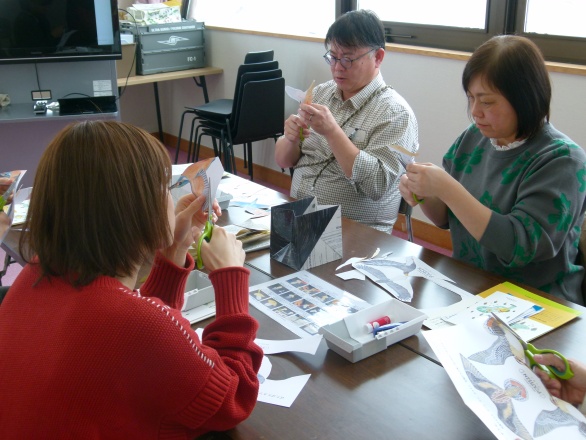 ぱたぱたとりさんを作る参加者