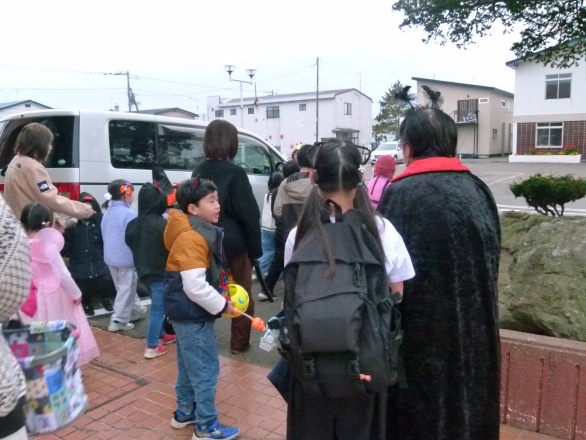 パレードに出発する子ども達