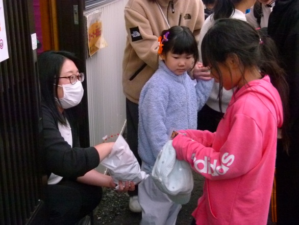 お菓子をもらう子ども