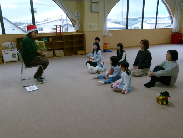 読み聞かせを聞く子ども達