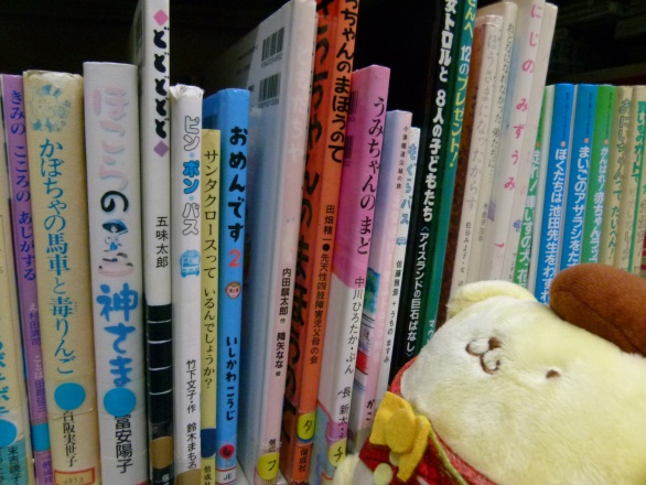書庫で本を選ぶぬいぐるみ