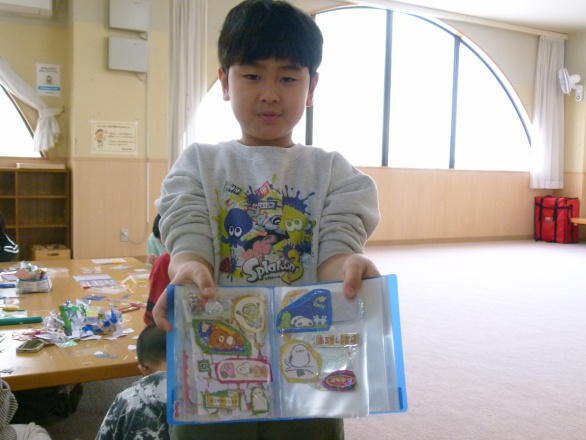 完成したシールを見せる子ども