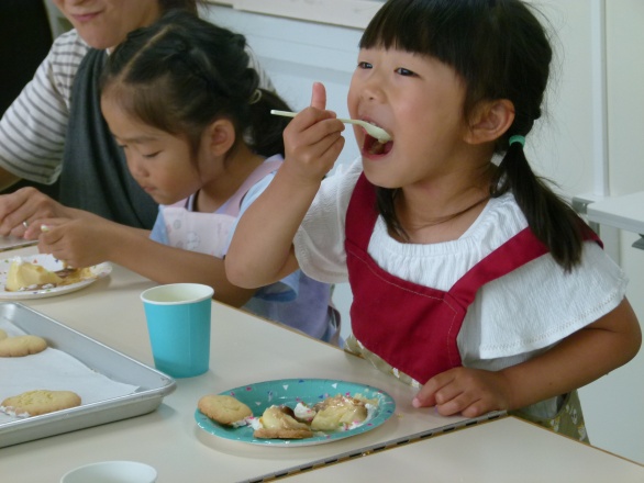 プリンを食べる