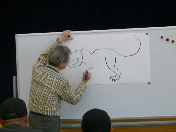 ティラノサウルスを描く黒川さん