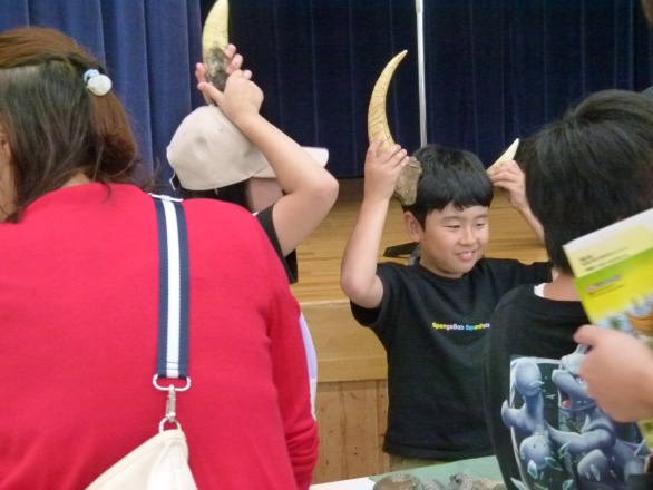 化石を触る子ども達