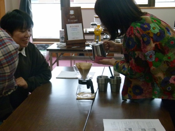 コーヒーを淹れる参加者