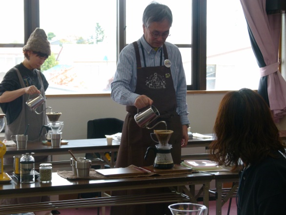 コーヒーを淹れる石原さん