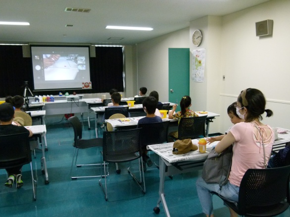 だるま作りワークショップ先生の手元写真