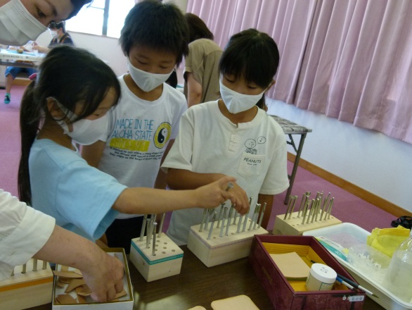 刻印棒を選んでいる写真