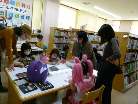 ハロウィンイベントでプラバンを作っている写真