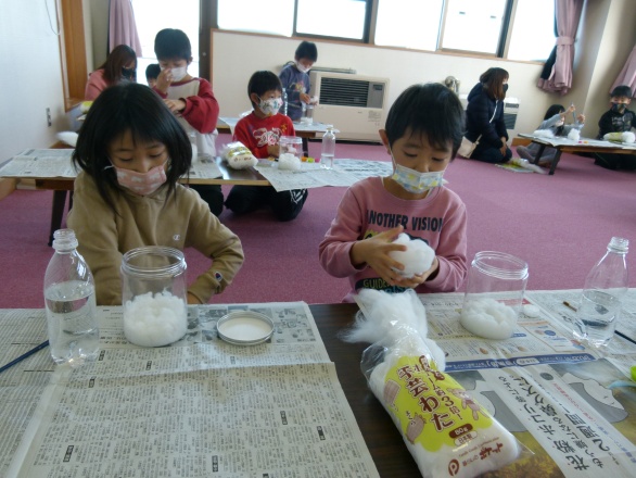 びんに綿を詰めている写真