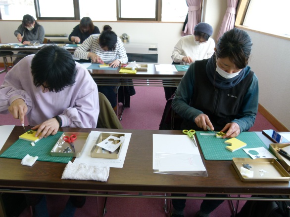 消しゴムはんこを作っている写真