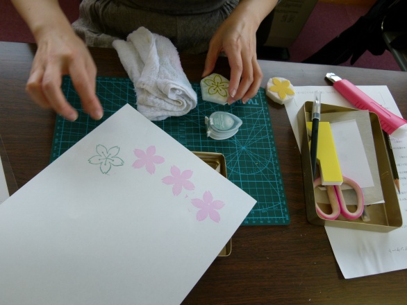 消しゴムはんこで桜の花びらを作った写真